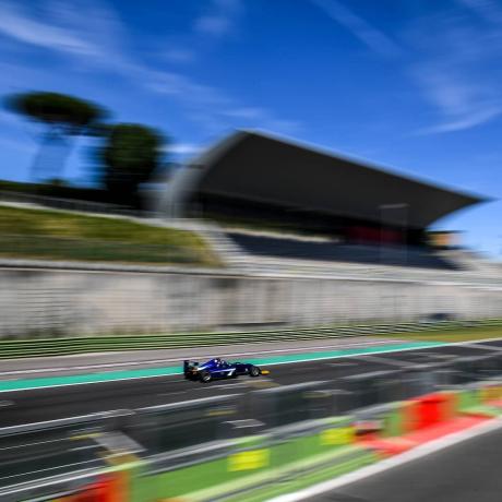 What's the best way for a pure petrolhead to start the day? With some racing action photos! 🏎 Check out the gallery from the latest round of @f4_italian_championship at @autodromo_vallelunga at www.georgismarkogiannis.com! (Link in Bio)...